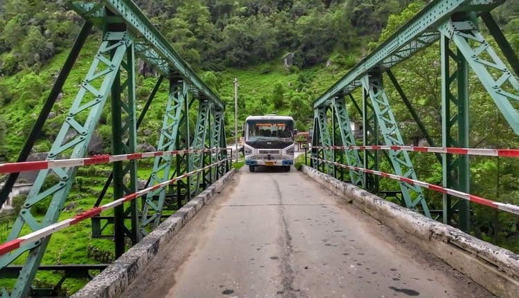 Munsiyari bus by Pankaj890